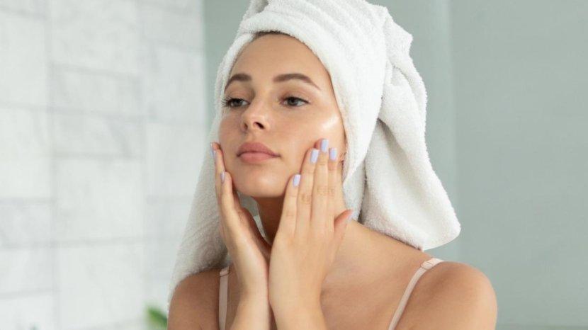 7-Rekomendasi-Facial-Essence-Formula-Terbaru-untuk-Penyerapan-Skincare-Lebih-Optimal.jpg