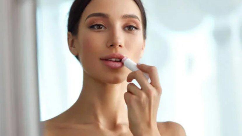7-Rekomendasi-Lip-Balm-Berwarna-Terbaru-untuk-Bibir-Lembap-Tahan-Lama.jpg