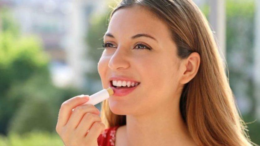 7-Rekomendasi-Lip-Bam-yang-Punya-Kandungan-SPF-Solusi-Tepat-untuk-Mencegah-Bibir-Gelap.jpg