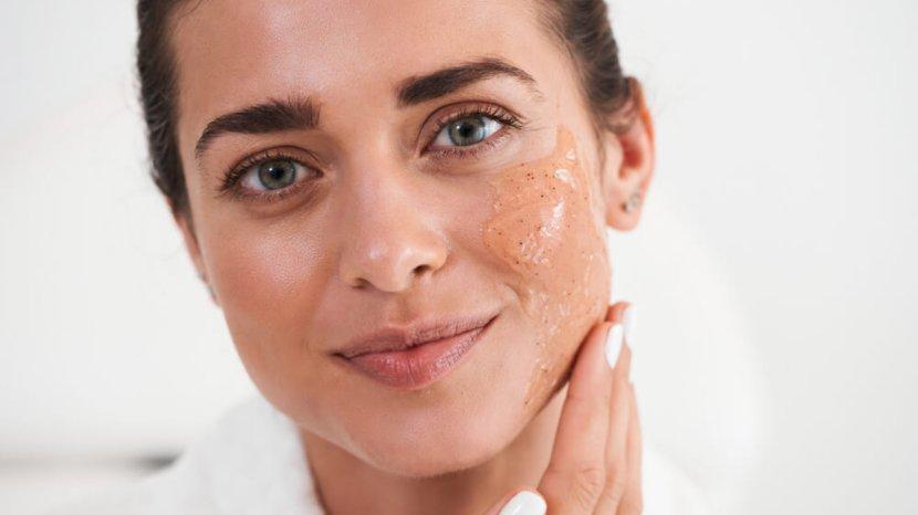 7-Rekomendasi-Peeling-Gel-yang-Bikin-Wajah-Halus-Bebas-Komedo.jpg