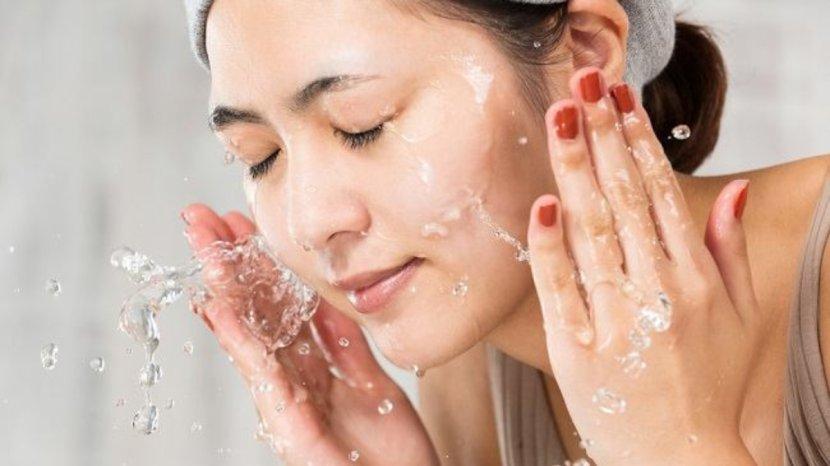 7-Rekomendasi-Sabun-Cuci-Wajah-Bebas-Alkohol-Solusi-Tepat-untuk-Kulit-Sensitif.jpg