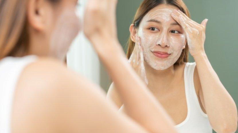 7 Rekomendasi Sabun Wajah untuk Kulit Berminyak yang Bagus dan Tidak Bikin Dehidrasi