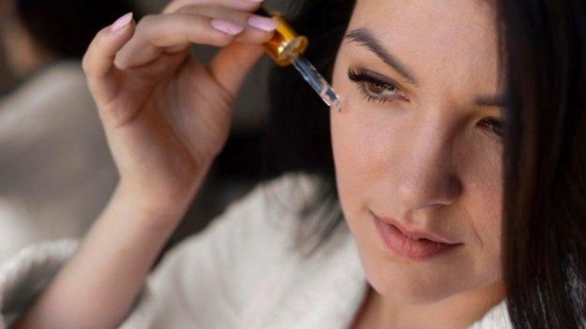 7-Rekomendasi-Serum-Licorice-yang-Ampuh-Mencerahkan-Kulit-Wajah-Kusam.jpg