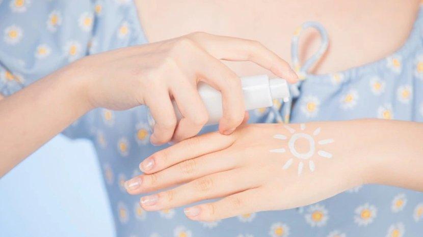 7-Rekomendasi-Sunscreen-Khusus-Badan-untuk-Cegah-Tangan-dan-Kaki-Belang-e.jpg