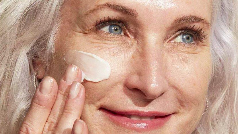 7-Skincare-untuk-Usia-40-an-Agar-Wajah-Awet-Muda-Ada-Retinol-Hingga-Centella-Asiatica.jpg