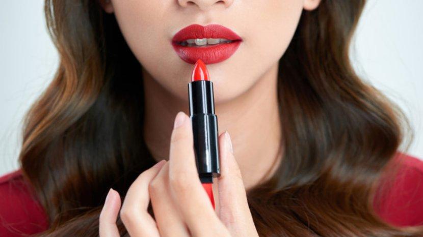 7 Cara Ampuh Mencegah Lipstik Menempel di Gigi