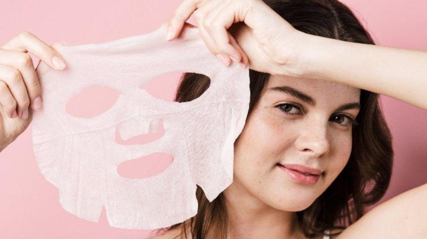 7-Tips-dan-Trik-Memakai-Sheet-Mask-untuk-Kulit-Berminyak-Tidak-Khawatir-Beruntusan.jpg