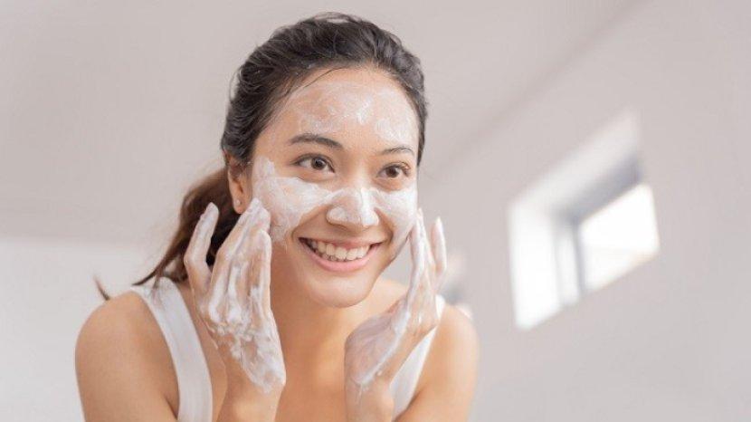 7 Langkah Eksfoliasi Kulit Wajah Sensitif Agar Kulit Halus Bebas Iritasi