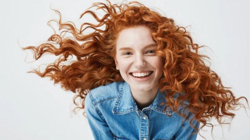7 Cara Merawat Rambut Keriting agar Tidak Mudah Kusut dan Mengembang