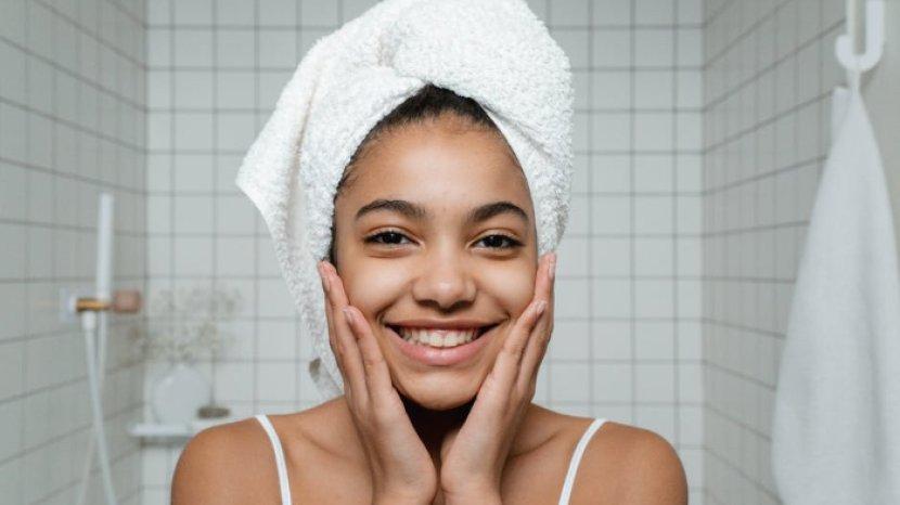 7 Urutan Skincare Sebelum Tidur yang Bikin Wajah Bebas Jerawat