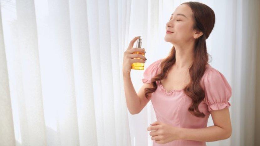 7-rekomendasi-body-mist-murah-untuk-hilangkan-bau-apek-wangi-segar-seharian.jpg