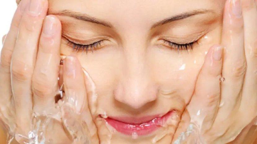 7-rekomendasi-facial-wash-yang-punya-ph-rendah-aman-dipakai-kulit-wajah-sensitif.jpg
