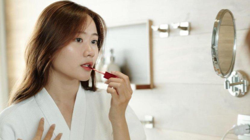 7 Rekomendasi Lip Tint yang Cocok Dipakai saat Puasa, Tahan Lama dan Ringan di Bibir