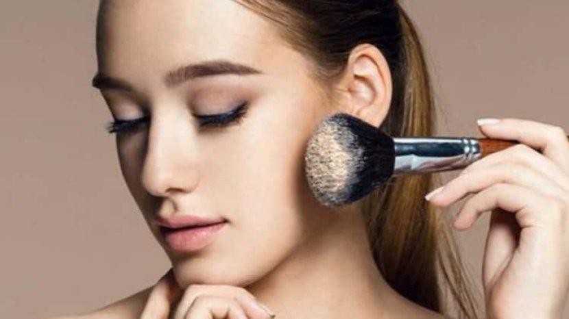 7 Rekomendasi Loose Powder Kualitas Terbaik dengan Formula Super Ringan