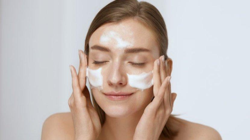 7 Rekomendasi Milk Cleanser Terbaik untuk Menghapus Sisa Makeup