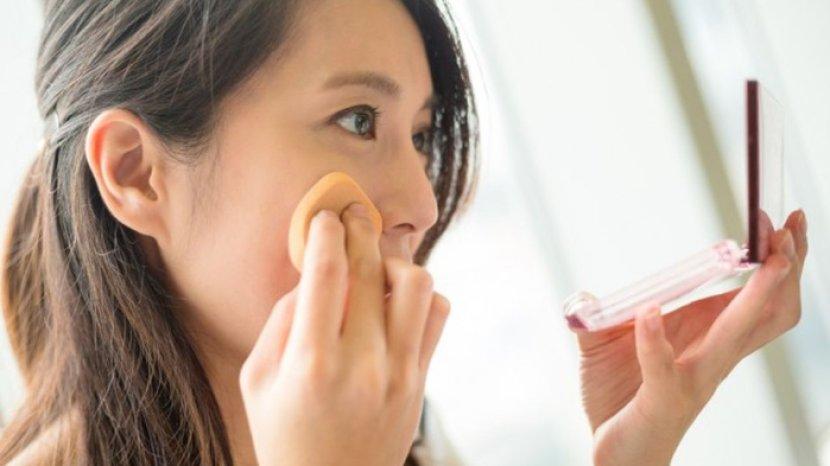 7 Rekomendasi Powder Foundation Local Brand yang Bikin Warna Kulit Merata dan Pori-pori Tersamarkan