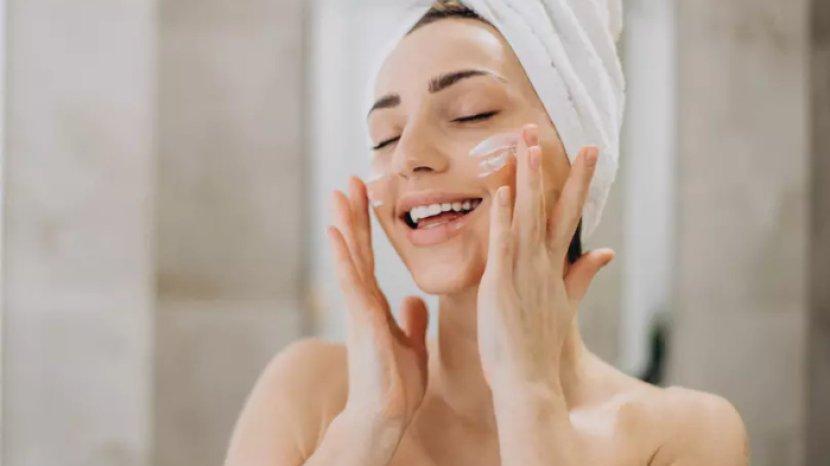 7 Rekomendasi Sabun Cuci Muka yang Aman untuk Kulit Wajah Kering