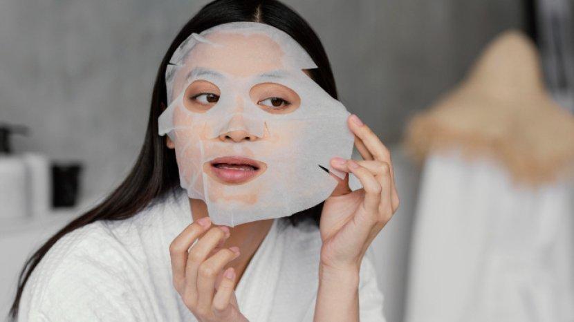 7-urutan-menggunakan-sheet-mask-yang-benar-untuk-hasilnya-maksimal-wajah-glowing-dan-terawat.jpg