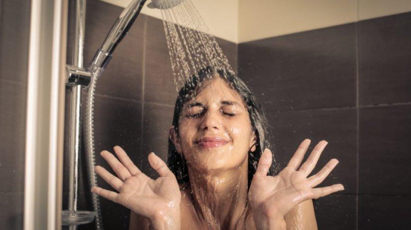9-manfaat-rutin-mandi-air-dingin-di-pagi-hari-bisa-mencegah-kulit-berjerawat.jpg