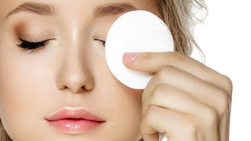 9 Rekomendasi Micellar Water Kualitas Terbaik untuk Membersihkan Wajah setelah Makeup Lebaran 2024