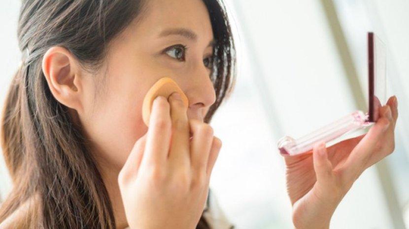 9 Rekomendasi Powder Foundation yang Awet Buat Bukber