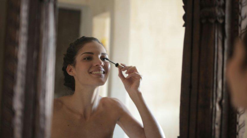 Applying-mascara.jpg