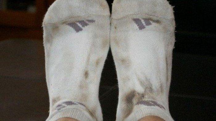 Banyak-bahan-alami-yang-bisa-membantumu-membersihkan-noda-pada-kaos-kaki.jpg