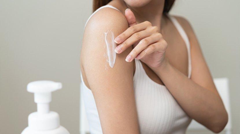 Bedanya-Body-Serum-Lotion-dan-Oil-Mulai-dari-Fungsi-Hingga-Cara-Pakainya-d.jpg