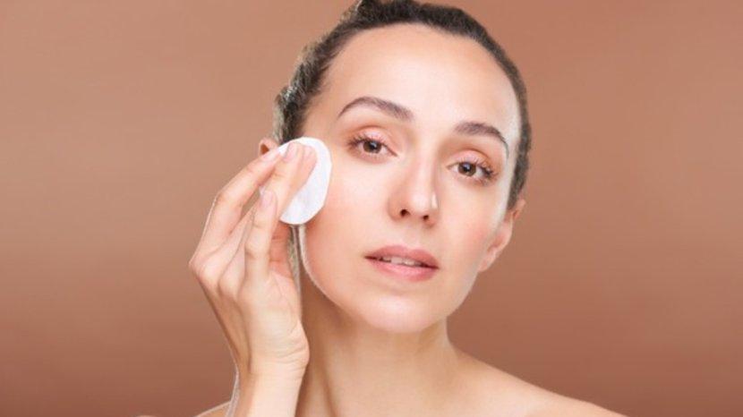 Cara Memakai Toner yang Tepat agar Skincare Lebih Meresap