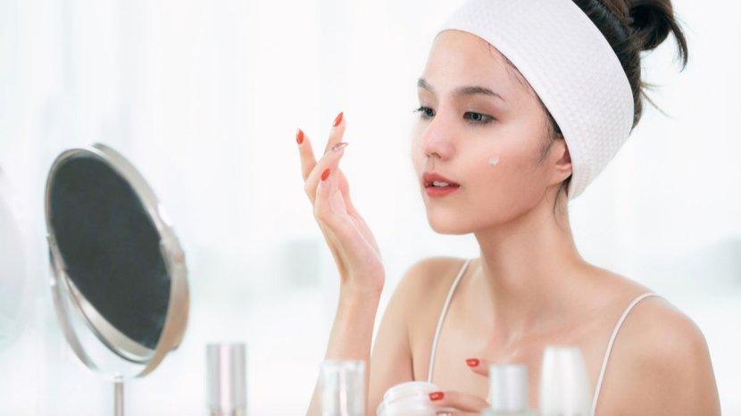 Begini Tips Aman Mencoba Skincare Baru Menurut Dokter Kulit