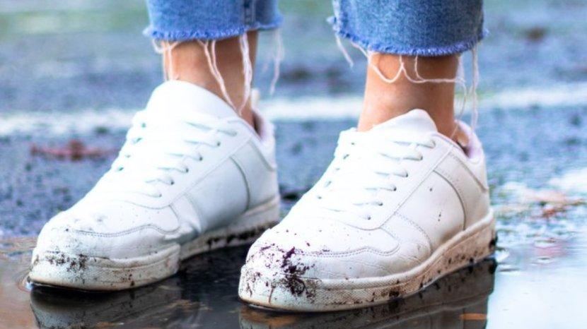 Jangan Asal Gosok dan Disikat, Ini Tips Membersihkan Noda Lumpur di Sepatu Putih