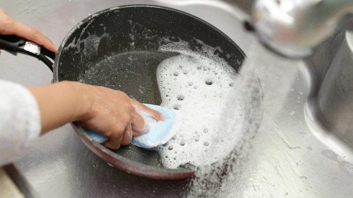 Cara-Membersihkan-Teflon-dengan-Benar-Agar-Awet-dan-Tahan-Lama.jpg