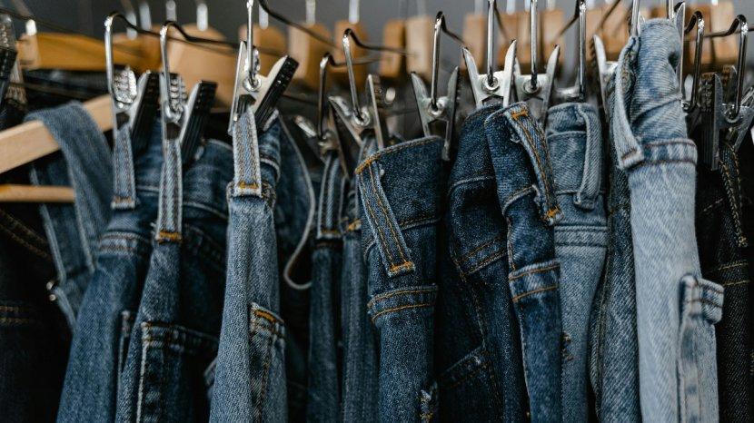 Celana-Jeans-di-Gantungan.jpg
