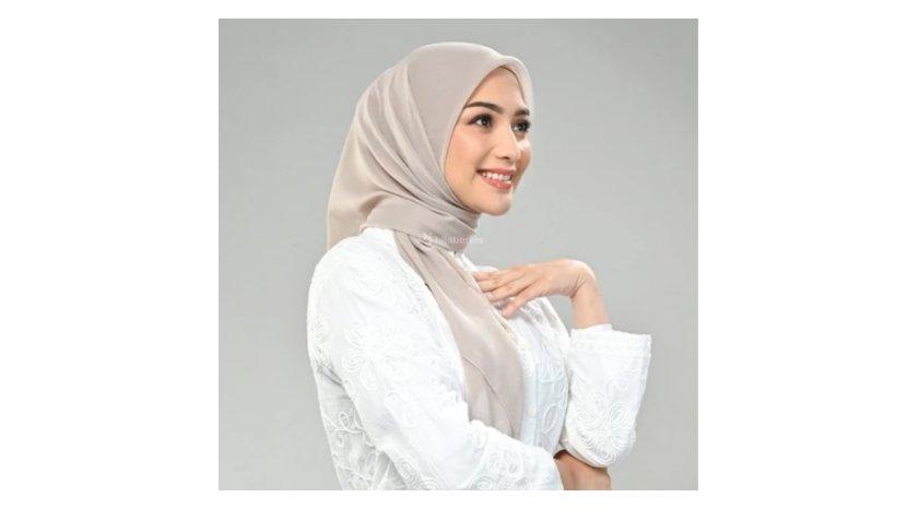 Tips Memilih Warna Jilbab yang Sesuai Warna Kulit Agar Nggak Terlihat Kusam