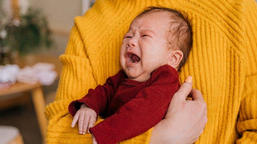 6 Cara Mengatasi Bayi yang Rewel saat Tumbuh Gigi, Salah Satunya Beri Si Kecil Makanan Dingin