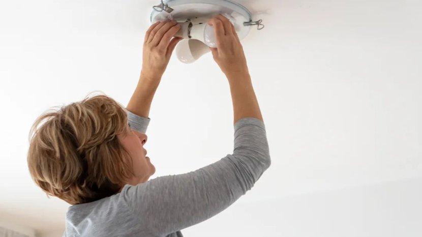 Lampu Rumah Redup atau Berkedip? Lakukan 6 Tips Mudah Ini untuk Mengatasinya