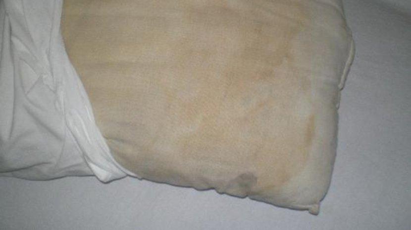 Ilustrasi-adanya-noda-air-liur-di-permukaan-bantal-yang-membuatnya-bau-serta-penuh-kuman.jpg