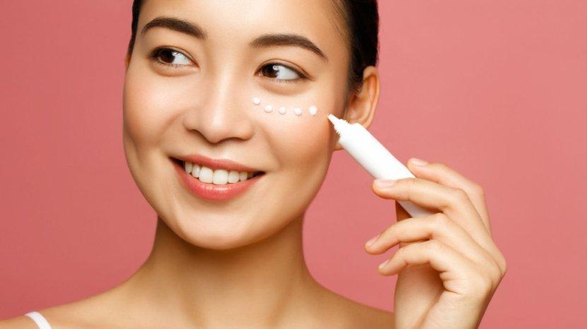 Ilustrasi-applying-eye-cream.jpg