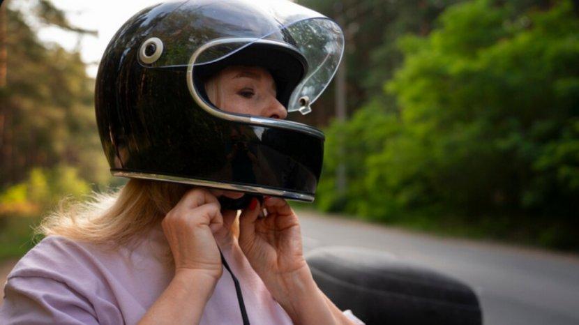 Nyaman Dipakai, Simak 7 Tips Cegah Helm Bau Keringat dan Apek