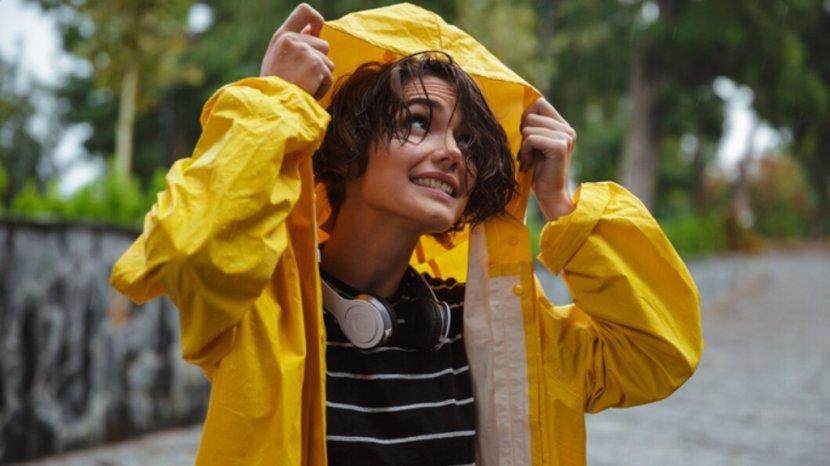 8 Kesalahan yang Bisa Bikin Jas Hujan Jamuran dan Bau Apek, Salah Satunya Disimpan di Jok Motor