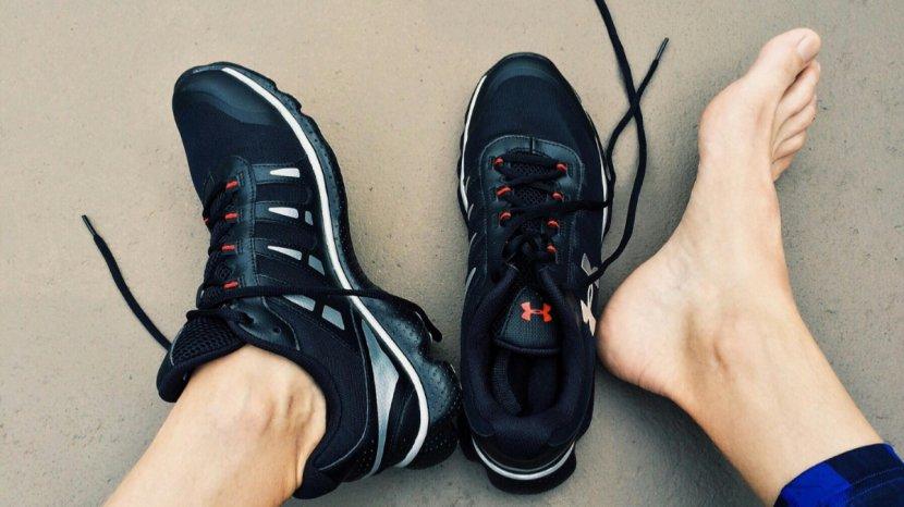 Ilustrasi-kaki-menggunakan-sepatu-berjam-jam.jpg