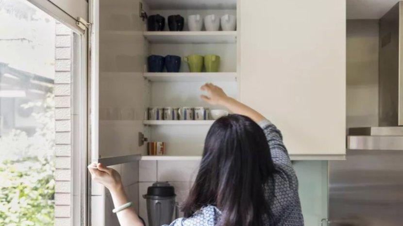 Ilustrasi-lemari-dapur-berbau-apek-yang-bisa-mengganggu-kenyamanan.jpg