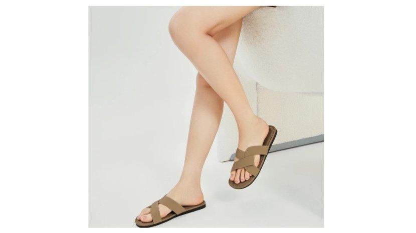 Ilustrasi-memakai-Bostanten-LuxChoco-Coco-Sandals.jpg