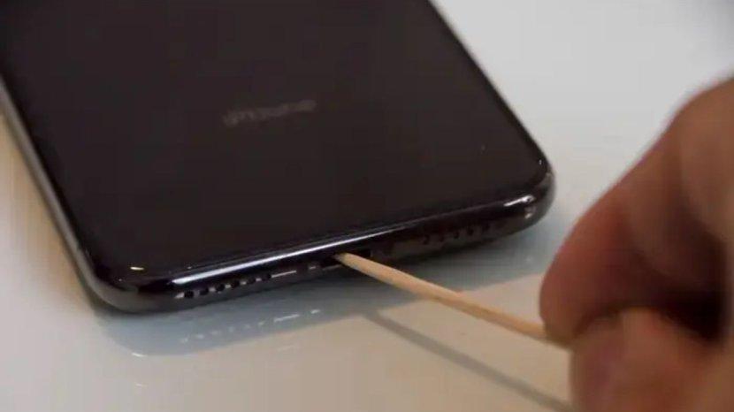 6 Cara Benar Membersihkan Lubang Charger HP agar Tidak Menjadi Sarang Debu dan Kotoran
