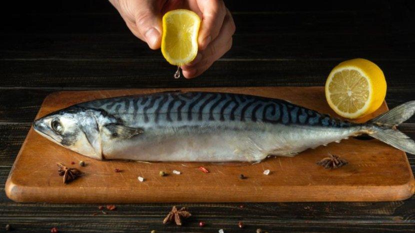 Ilustrasi-mencuci-ikan-pakai-perasan-lemon-supaya-tidak-bau-amis.jpg