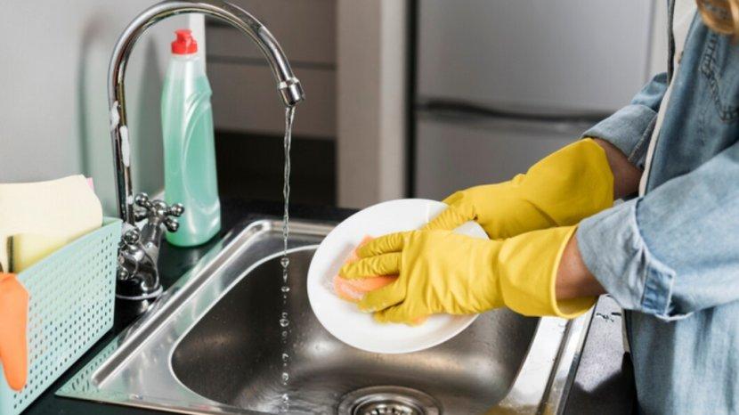 6 Manfaat Pakai Sarung Tangan saat Cuci Piring, Tak Hanya Lindungi Kulit