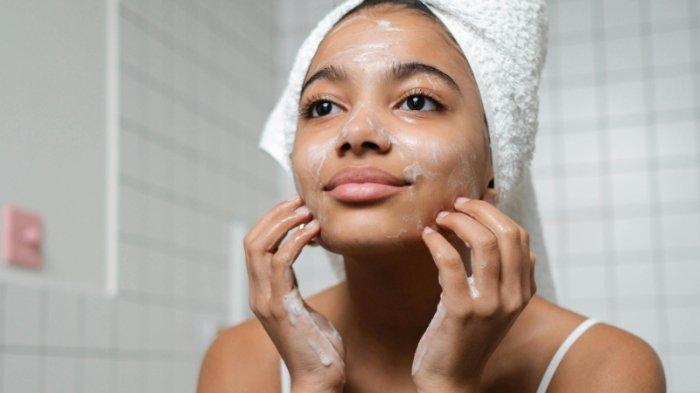 Ilustrasi-mencuci-wajah-memakai-face-wash-2.jpg