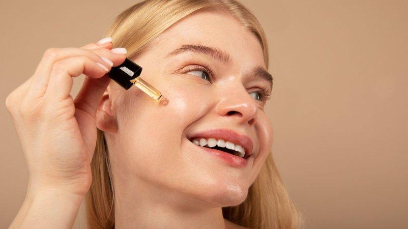 Ilustrasi-mengaplikasikan-serum-dengan-kandungan-retinol-di-dalamnya.jpg
