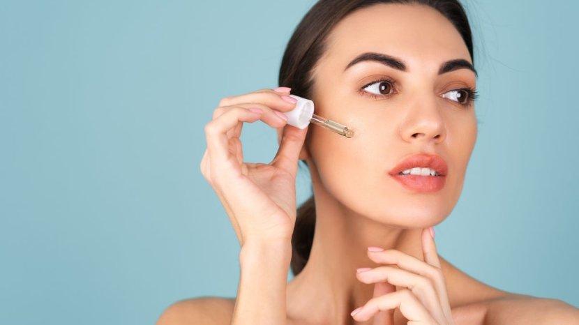 Ilustrasi-mengaplikasikan-skincare-dengan-kandungan-anti-aging-terbaik.jpg