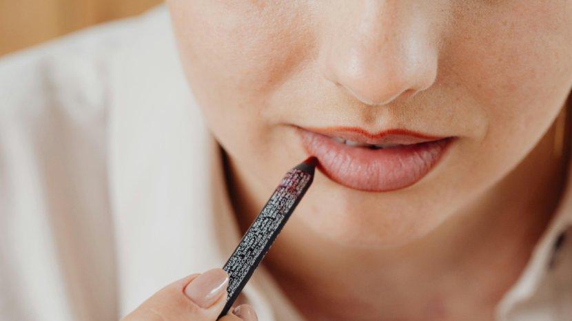 15 Daftar Lip Liner untuk Mempertegas Garis Bibir jadi Terlihat Rapi